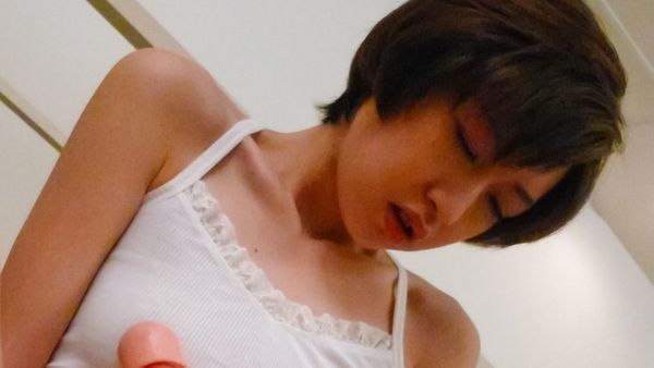Short-haired Akina Hara tests her new realistic dildo